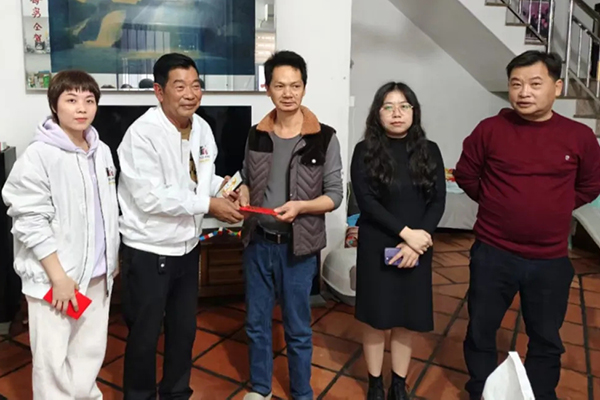 云霄县云陵工业开发区领导、上坑村村委会领导与振牌集团领导一行慰问困难群众